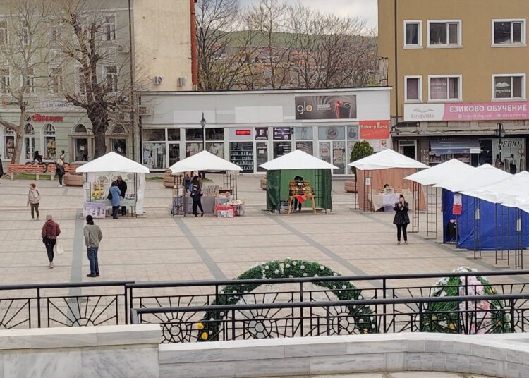 Великденският базар в Карлово започна