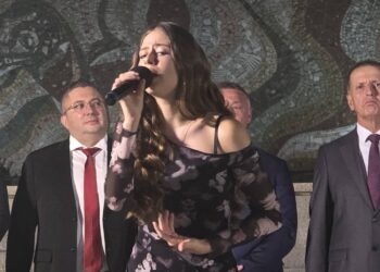 Стотици сопотненци празнуваха на площада